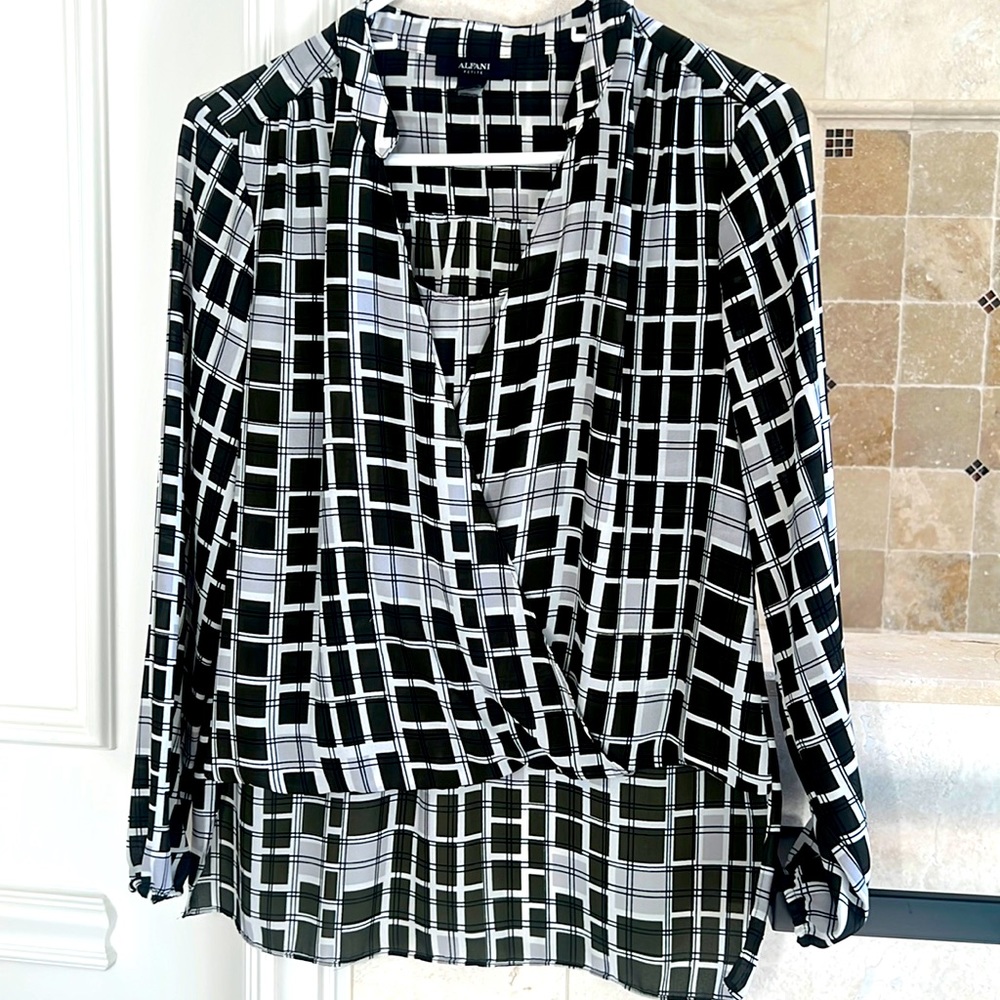 Women top black and  white size 6P